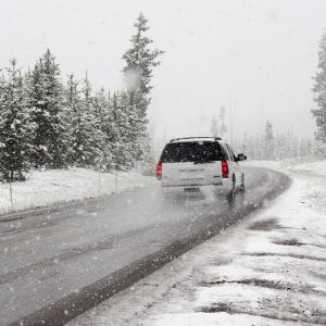 急な雪や路面凍結！冬場でも安全に運転するための4つのコツ